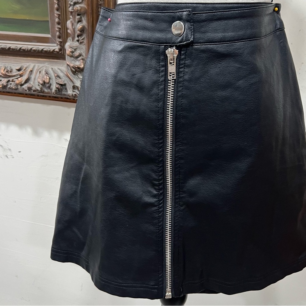 Chic Black Leather Mini Skirt